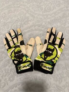 Vukgrips adult large Green Camo Batting Gloves with no rips, tears or worn areas